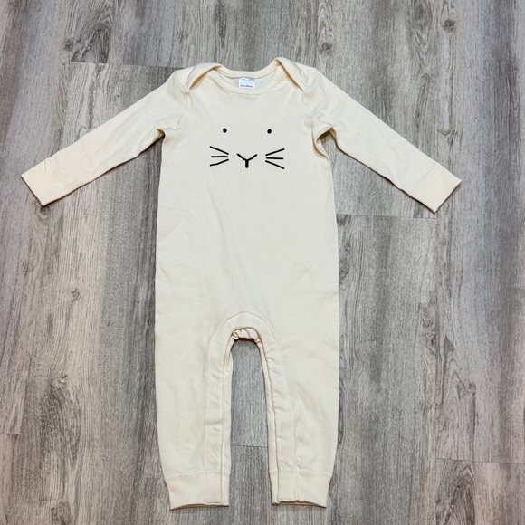 Hanna Andersson Other - Hanna Andersson Cream onesie